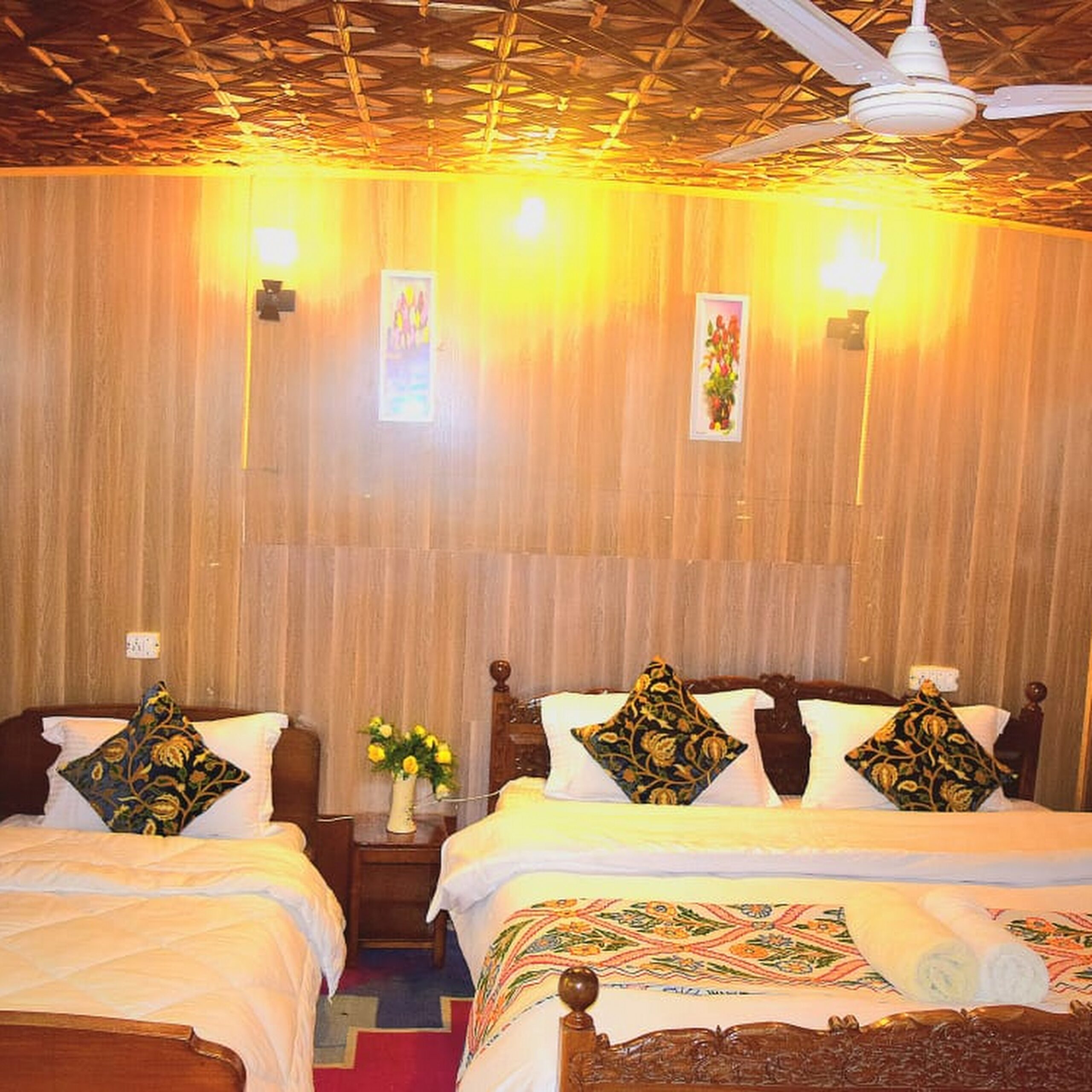 Mahajong Premium Houseboat on Dal Lake, Srinagar